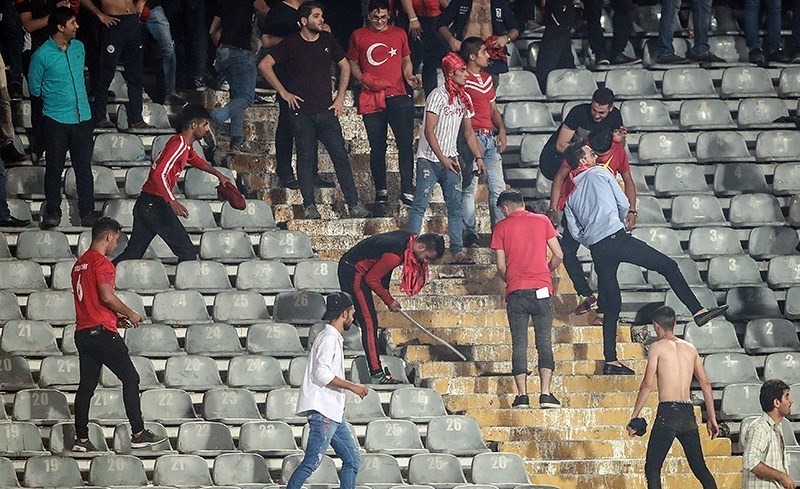 هواداران پرشور باشگاه تراکتور تبریز در ورزشگاه یادگار امام